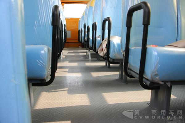 中通校車的座椅、扶手及平整的車內空間.jpg