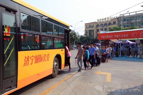 濟(jì)寧乘客登上海格純電動城際公交.jpg