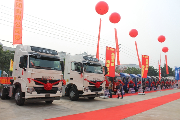 開業(yè)活動現場展示的重汽HOWO品牌卡車 (2).jpg