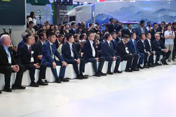 9月17日，全球規(guī)模最大、最具影響力的商用車博覽會(huì)——2024德國漢諾威國際商用車展（IAA）正式開幕。山東重工旗下濰柴集團(tuán)、中國重汽、陜重汽、法士特、漢德車橋、中通客車、亞星客車等權(quán)屬公司攜全鏈最新綠色智能產(chǎn)品重磅亮相展會(huì)。山東重工集團(tuán)黨委副書記、總經(jīng)理王志堅(jiān)帶隊(duì)巡展，并參加新品發(fā)布會(huì)