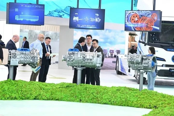 9月17日，全球規(guī)模最大、最具影響力的商用車博覽會(huì)——2024德國漢諾威國際商用車展（IAA）正式開幕。山東重工旗下濰柴集團(tuán)、中國重汽、陜重汽、法士特、漢德車橋、中通客車、亞星客車等權(quán)屬公司攜全鏈最新綠色智能產(chǎn)品重磅亮相展會(huì)。山東重工集團(tuán)黨委副書記、總經(jīng)理王志堅(jiān)帶隊(duì)巡展，并參加新品發(fā)布會(huì)
