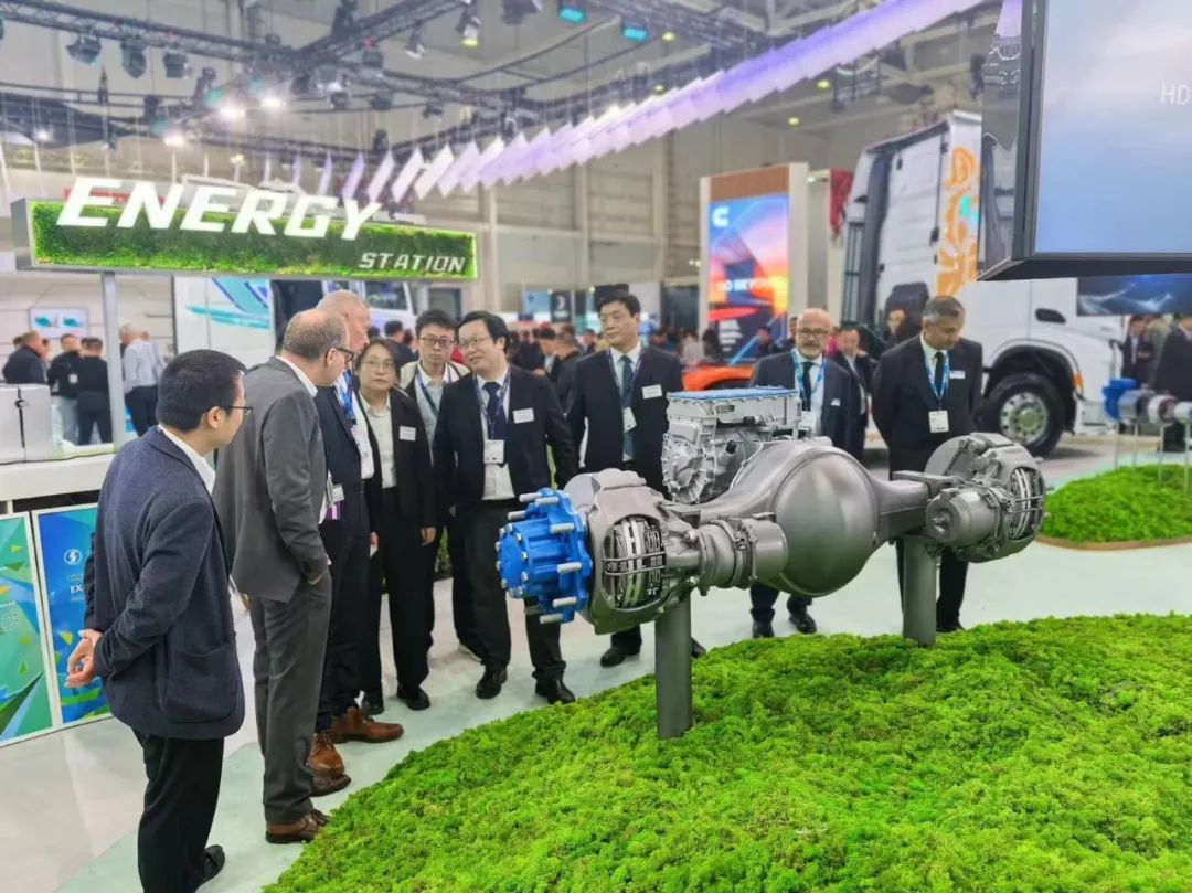 9月17日，全球規(guī)模最大、最具影響力的商用車博覽會(huì)——2024德國漢諾威國際商用車展（IAA）正式開幕。山東重工旗下濰柴集團(tuán)、中國重汽、陜重汽、法士特、漢德車橋、中通客車、亞星客車等權(quán)屬公司攜全鏈最新綠色智能產(chǎn)品重磅亮相展會(huì)。山東重工集團(tuán)黨委副書記、總經(jīng)理王志堅(jiān)帶隊(duì)巡展，并參加新品發(fā)布會(huì)