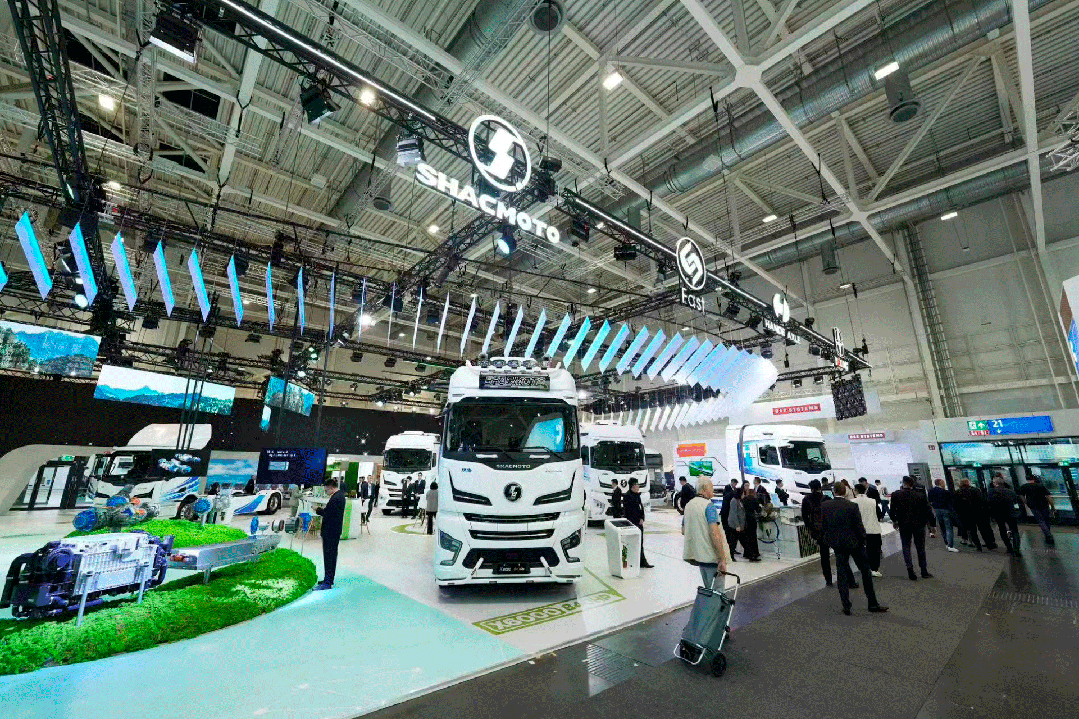 9月17日，全球規(guī)模最大、最具影響力的商用車博覽會(huì)——2024德國漢諾威國際商用車展（IAA）正式開幕。山東重工旗下濰柴集團(tuán)、中國重汽、陜重汽、法士特、漢德車橋、中通客車、亞星客車等權(quán)屬公司攜全鏈最新綠色智能產(chǎn)品重磅亮相展會(huì)。山東重工集團(tuán)黨委副書記、總經(jīng)理王志堅(jiān)帶隊(duì)巡展，并參加新品發(fā)布會(huì)