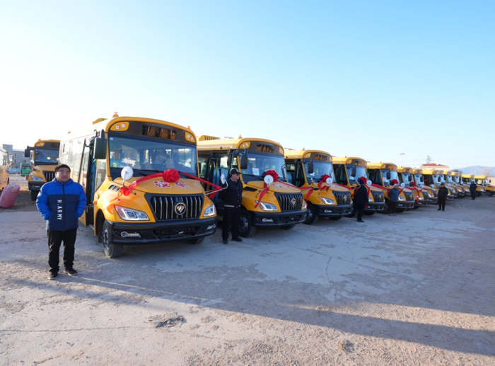 歐輝BJ6766校車(chē)批量交付全躍達(dá)1.png