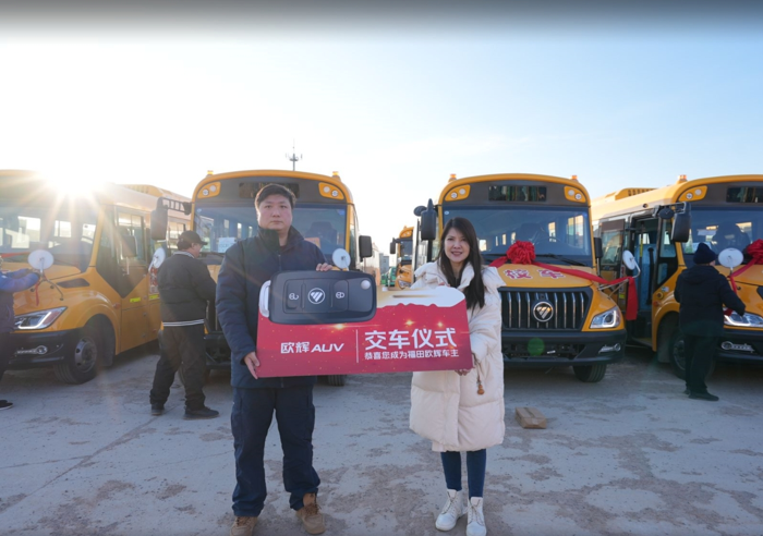 歐輝BJ6766校車(chē)批量交付全躍達(dá)3.png