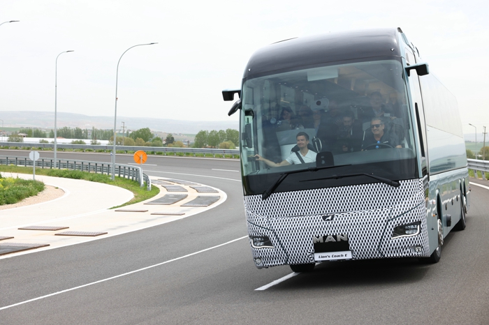近日，曼恩商用車正式發(fā)布旗下首款純電長(zhǎng)途客車Lion's Coach E。