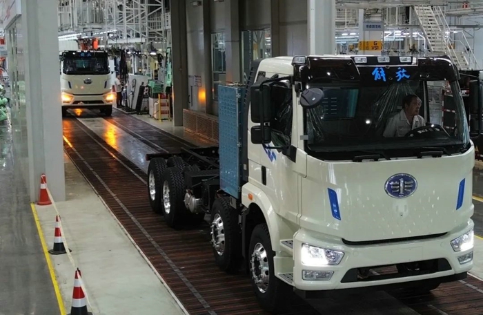 一汽解放四川分公司2025年第10000輛整車下線！2.jpg