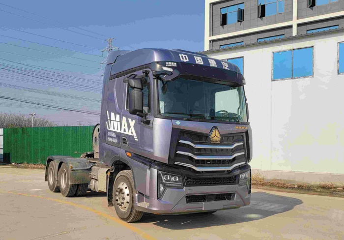 重汽豪沃MAX LNG牽引車(chē)，搭載銷(xiāo)量第一的濰柴13L燃?xì)獍l(fā)動(dòng)機(jī)，480馬力.jpg