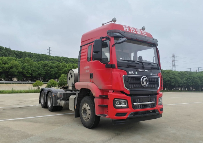 陜汽德龍M3000 LNG牽引車(chē)，搭載濰柴13L燃?xì)獍l(fā)動(dòng)機(jī)，480馬力.jpg