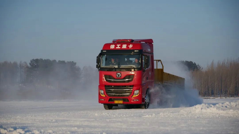 徐工漢風P9牽引車油耗智能控制系統(tǒng)基于ADASIS地圖結合整車信息、巡航算法及控制策略實現(xiàn)預見性巡航（PCC），在駕乘過程中猶如智能領航員助您降低油耗。節(jié)油有方，創(chuàng)富無憂。