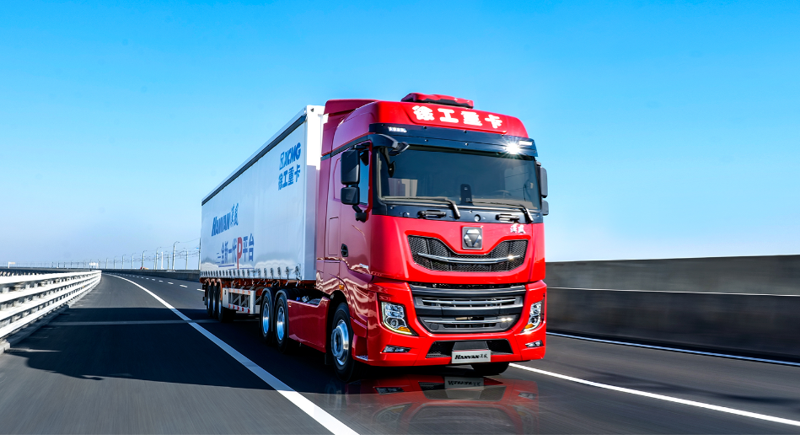 徐工漢風P9牽引車油耗智能控制系統(tǒng)基于ADASIS地圖結合整車信息、巡航算法及控制策略實現(xiàn)預見性巡航（PCC），在駕乘過程中猶如智能領航員助您降低油耗。節(jié)油有方，創(chuàng)富無憂。