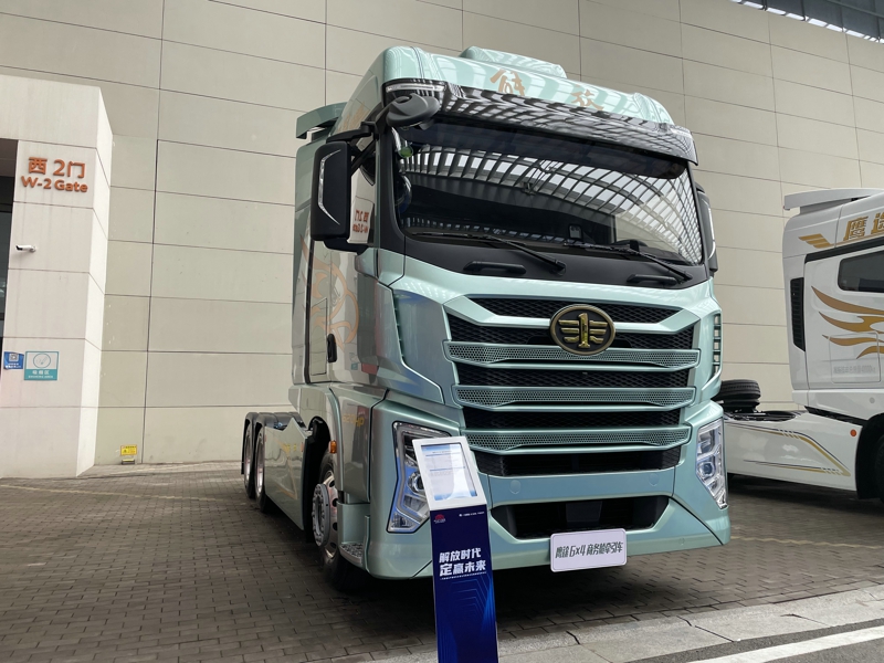 解放鷹途商務(wù)艙牽引車，620馬力