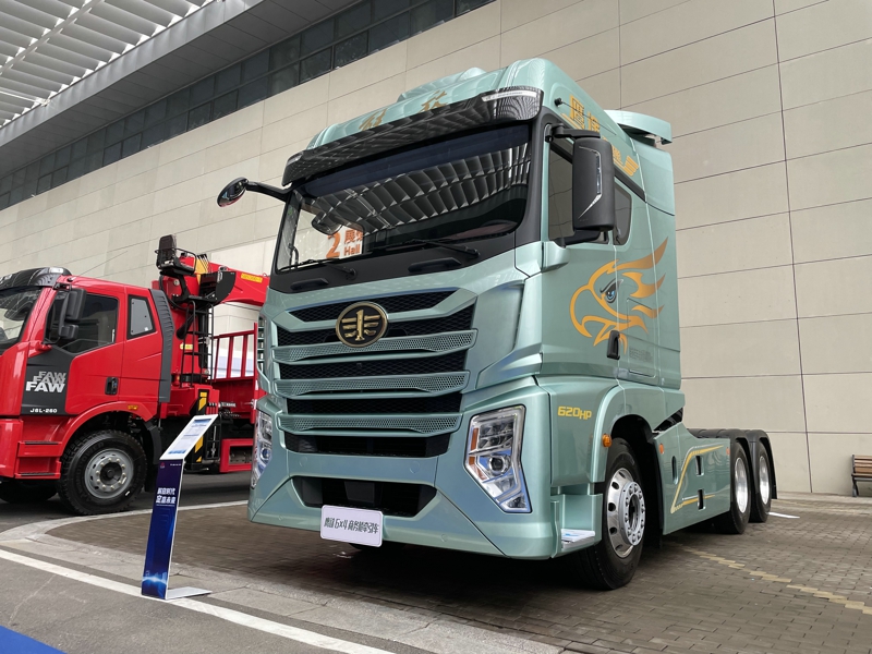 解放鷹途商務(wù)艙牽引車，620馬力